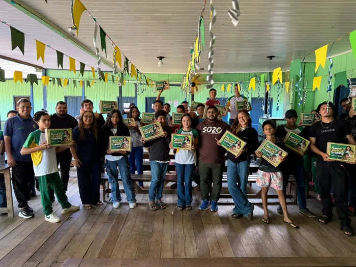 Educação do Acre realiza a entrega de kits escolares para alunos da escola Santa Fé, em Porto Acre