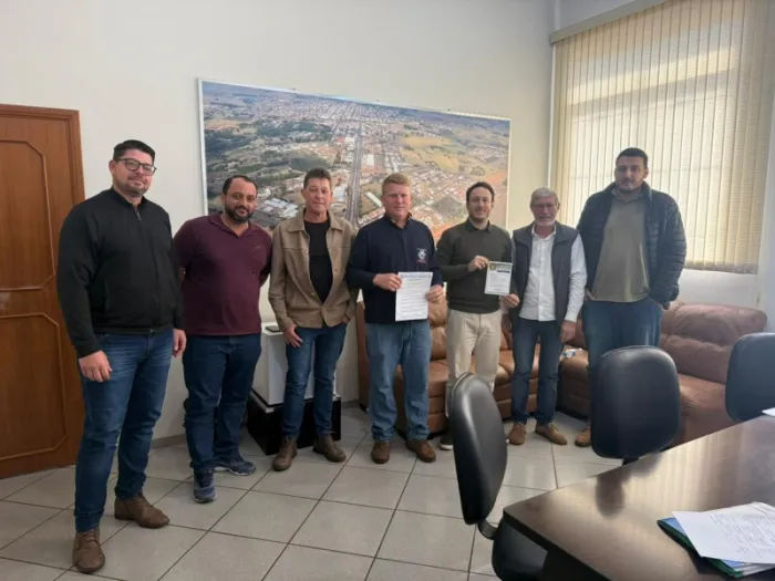 Brasilândia visita Junqueirópolis para conhecer projeto de limpeza urbana e compartilha boas práticas em gestão de estradas vicinais