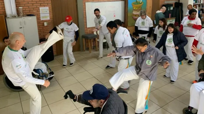 Mestre Delmar orienta atividade com os alunos do projeto Capoeira para Crescer -Foto: Ascom SEL