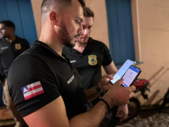 Um dos aparelhos foi encontrado momentos depois de ser subtraído. Homem flagrado com smartphone de um turista foi autuado por receptação - 20/06/2026 - Fonte/Crédito: divulgação Tony Silva / Ascom-PCBA