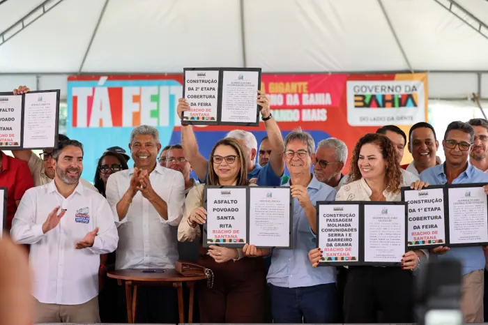 Escola modernizada, pavimentação e combate à fome marcam agenda do governador em Riacho de Santana