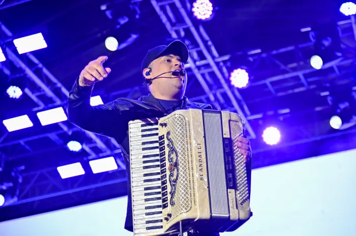 Tarcísio do Acordeon encanta público com músicas que reúnem forró, cultura da vaquejada e o ritmo do piseiro