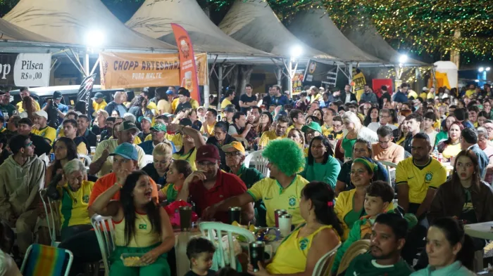 Com grande adesão do público, Copa na Praça agita a noite em jogo do Brasil