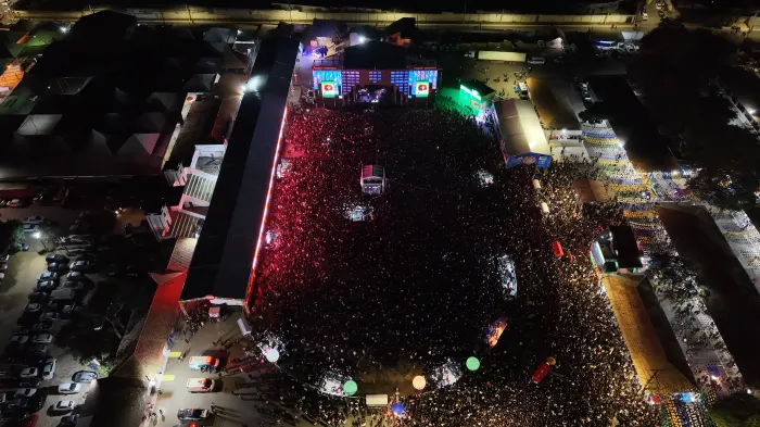 Abertura do Arraiá da Conquista reúne multidão e dá início a cinco dias de festa 