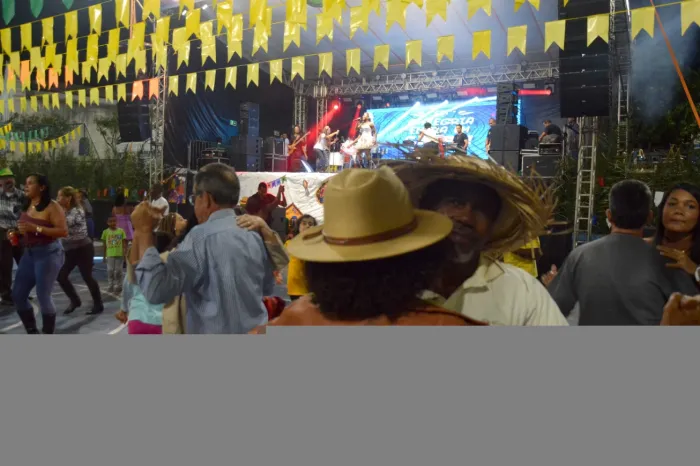 Muito forró e animação marcam abertura do Arraiá de Feira em Jaguara