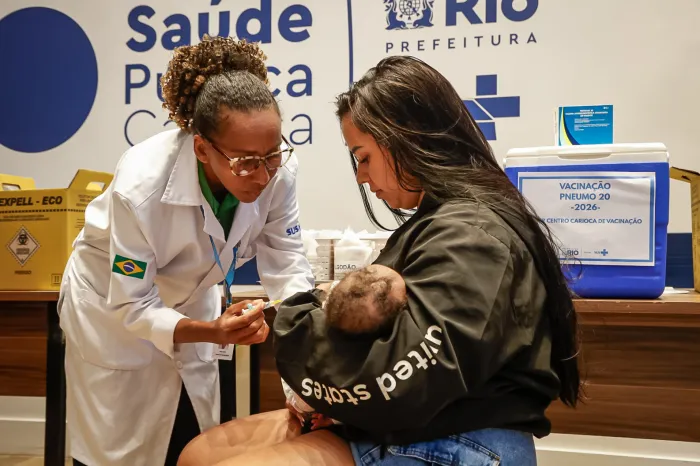Rio inicia vacinação infantil com pneumo 20