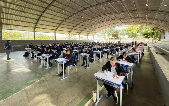 A ação contempla aproximadamente 1.450 estudantes dos 8º anos do ensino fundamental e tem como objetivo diagnosticar o nível de proficiência dos alunos