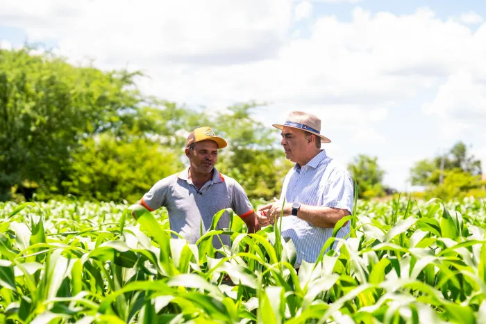 Secretário Marcelo Melo (à direita) lembra que agricultores de 31 municípios alagoanos começaram a receber o seguro na época do plantio - Ascom Seagri