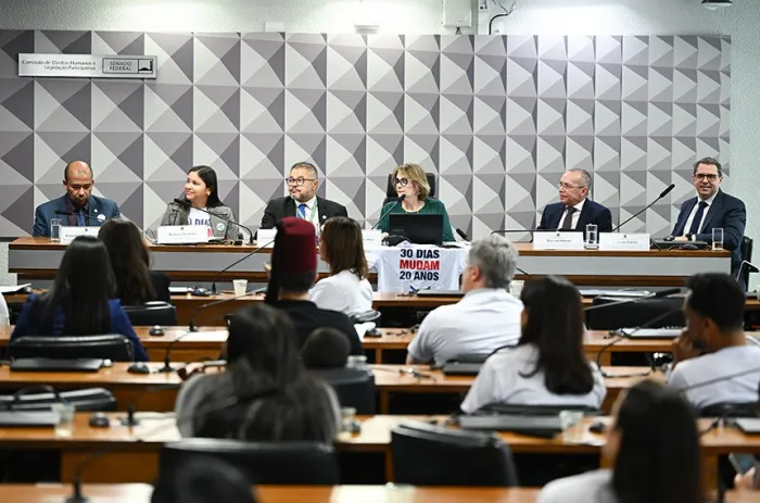 A senadora Damares Alves (ao centro) com convidados da audiência pública na CDH - Foto: Saulo Cruz/Agência Senado