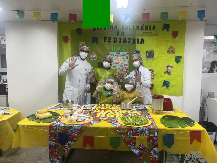 Em clima de São João, crianças e acompanhantes participaram da preparação da receita inspirada nos sabores tradicionais nordestinos - Ascom HGE