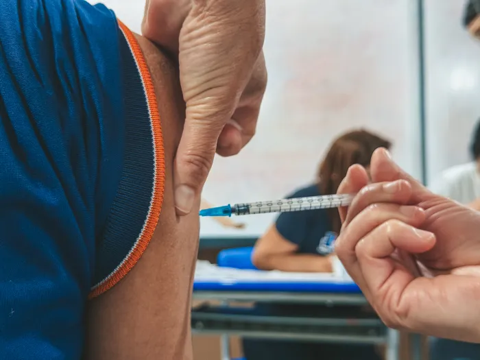 Cerca de 400 alunos e servidores atualizaram a caderneta vacinal no próprio ambiente escolar