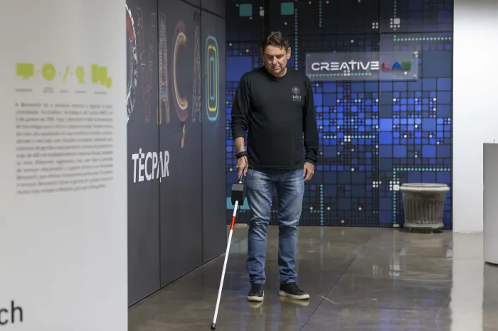 Startup incubada pelo Tecpar vai doar 100 bengalas inteligentes para deficientes visuais