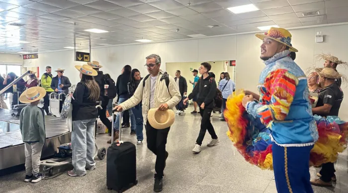 Governo de Sergipe recepciona turistas no aeroporto na véspera do Dia de São João