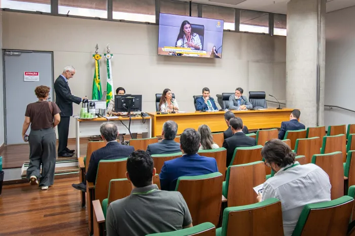 Comissão aprova projeto que garante uniforme escolar gratuito para alunos da rede pública