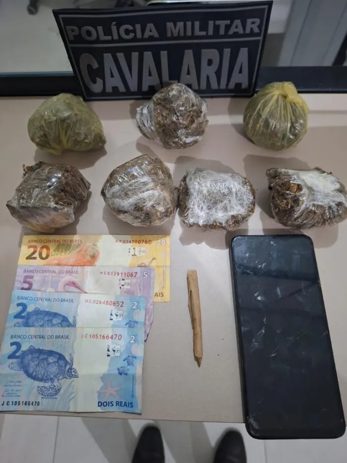 Cavalaria da Polícia Militar detém integrantes de facção com drogas em Barra do Bugres