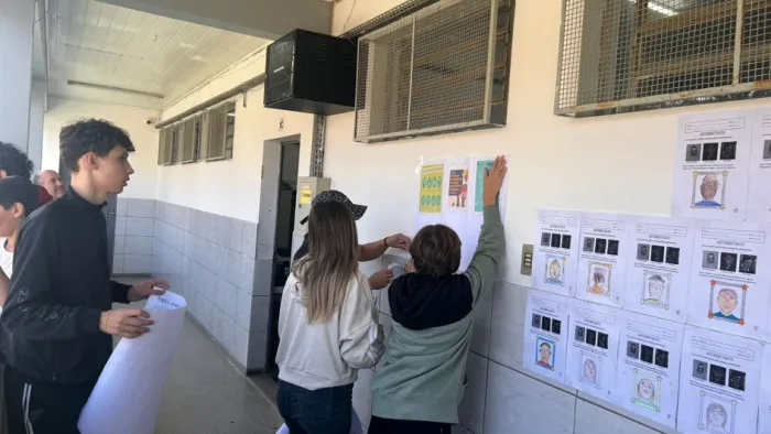 Na Escola Estadual de Ensino Médio Roberto Silveira, de Cachoeirinha, alunos produziram cartazes sobre prevenção e segurança -Foto: Divulgação