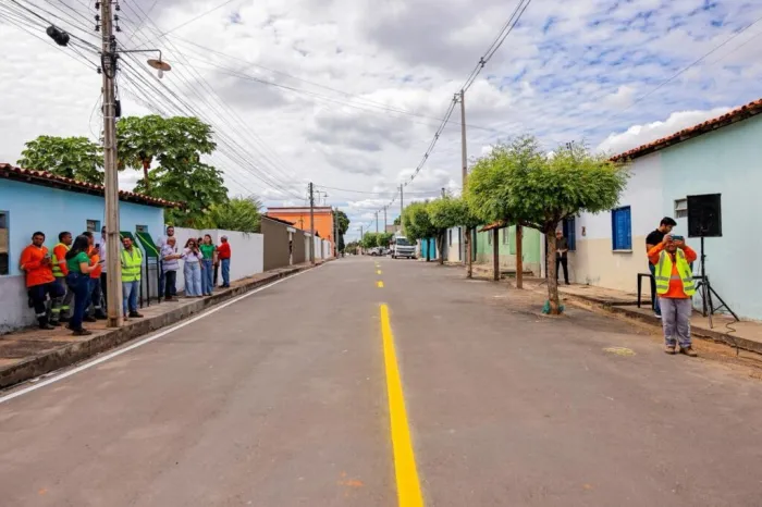 Em Altos, Governo do Piauí recupera 140 quilômetros de estradas vicinais e pavimenta diversas ruas