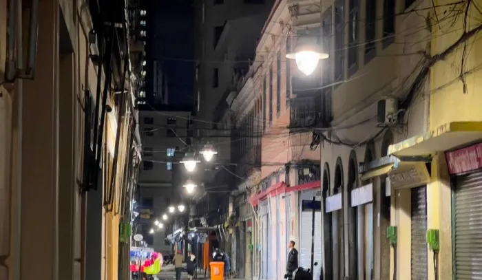 Ruas da SAARA, no Centro da cidade, recebem modernização de 112 pontos de luz