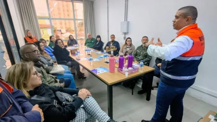 Equipes da Escola de Ensino Fundamental Helena Litwin Schneider, de Porto Alegre, participaram de reuniões com a Defesa Civil -Foto: Divulgação