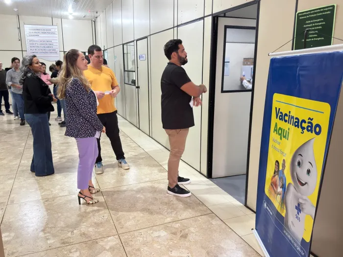 Saúde de Araçatuba imuniza 135 pessoas contra a gripe em ação no Paço Municipal