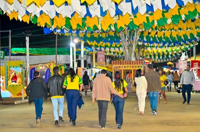 Arraiá da Conquista 2026. População chega cedo para acompanhar última noite de festa no Parque de Exposições
