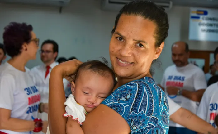 A mãe Elizabeth das Neves de Jesus Oliveira, esteve com sua filha Ana Clara Neves, na inauguração da nova sala de atendimento do Serviço de Reconstrução Crânio Buco Maxilo Facial no HGP - Foto: Luciana Barros / Governo do Tocantins