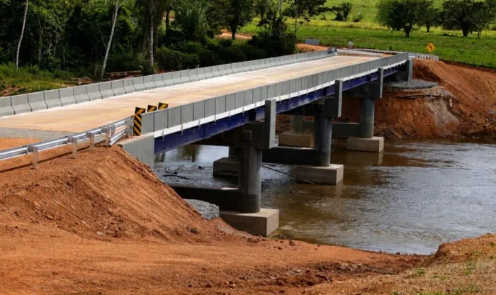 Com 95,95 metros de extensão e 8,80 metros de largura, a ponte representa um importante investimento do governo de Rondônia para fortalecer a infraestrutura de transportes, ampliar a segurança viária e melhorar a mobilidade