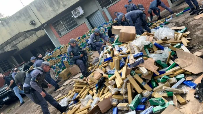 Na vistoria do compartimento de carga, foram encontrados diversos fardos de maconha ocultos entre as caixas da mercadoria