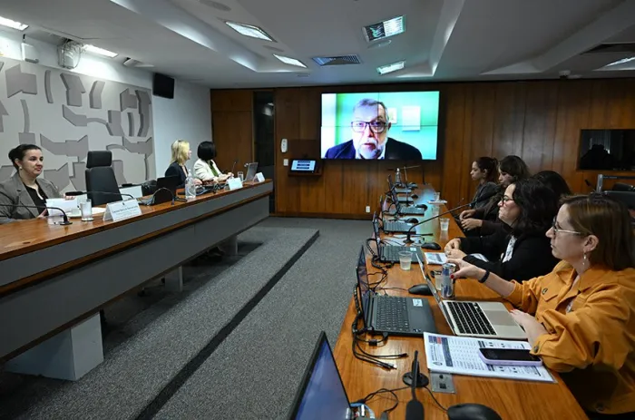 Autor do requerimento para a audiência, o senador Flávio Arns (Telão) comandou o debate de forma remota - Foto: Geraldo Magela/Agência Senado