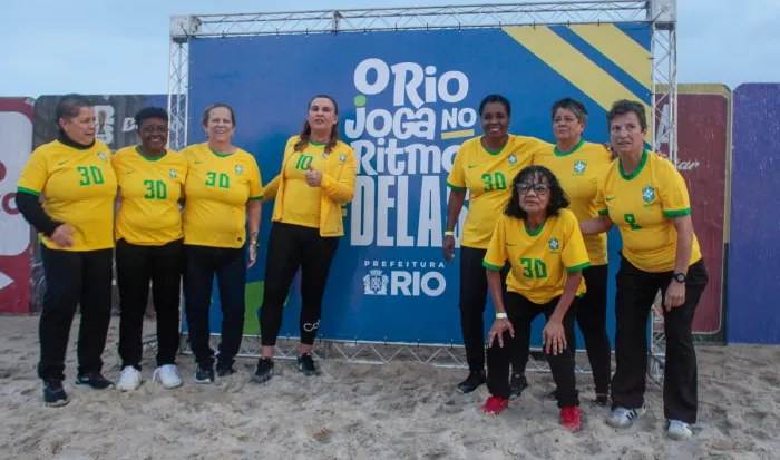 Pioneiras da Seleção feminina de futebol promovem o Mundial com ação em Copacabana