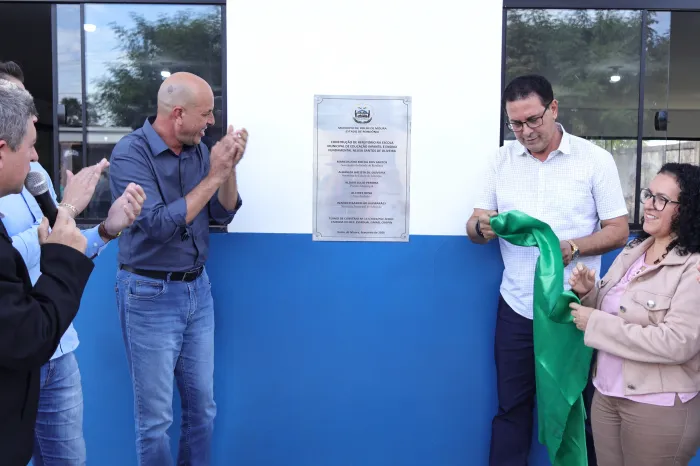  Deputado Ismael Crispin participa da entrega do novo refeitório da Escola Municipal Neusa Santos de Oliveira, em Rolim de Moura, obra viabilizada com recursos destinados por seu mandato (Foto: Assessoria parlamentar)