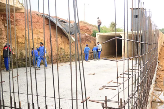 Avanço nas obras da Avenida Brumado marca nova etapa da drenagem estrutural