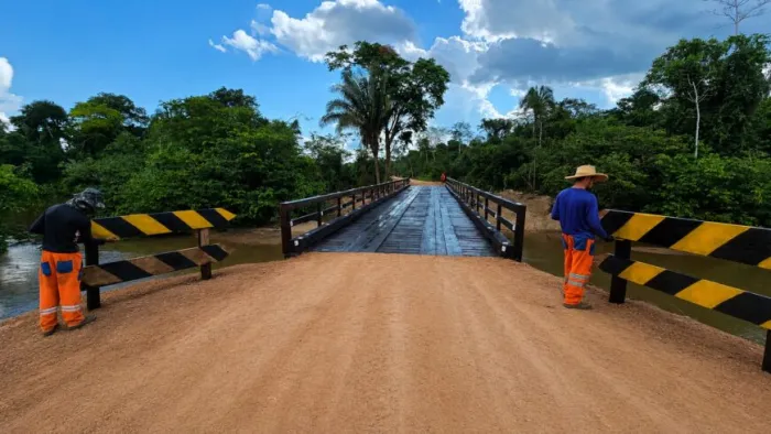 A ponte de madeira foi construída com 35 metros de extensão sobre o rio Novo Mundo, na RO-267, no trecho entre a BR-429 e a RO-010, no município de Alvorada do Oeste