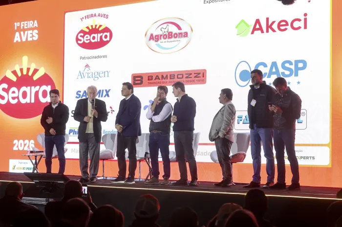 Governador em exercício destaca produção avícola paranaense em evento do setor