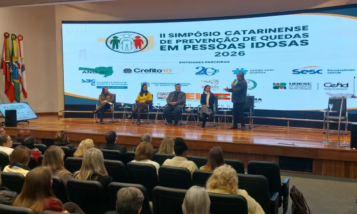 Saúde debate estratégias para prevenção de quedas em idosos durante simpósio na Alesc