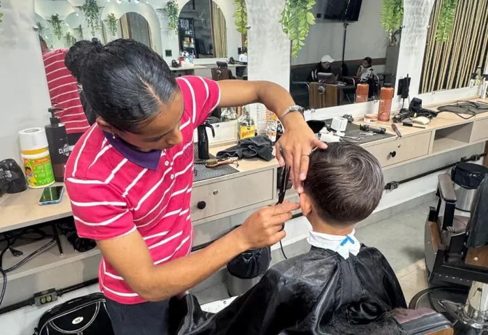 ‘Atendo mulher como cabeleireira e faço barba do marido também’, conta moradora de Ibiúna que se qualificou no Caminho da Capacitação