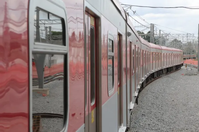 A Companhia Paulista de Trens Metropolitanos é uma operadora de transporte ferroviário de passageiros, com 1,2 milhão de passageiros transportados por dia útil
