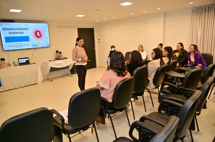 Educadores sociais participam de roda de conversa sobre marcos do desenvolvimento infantil