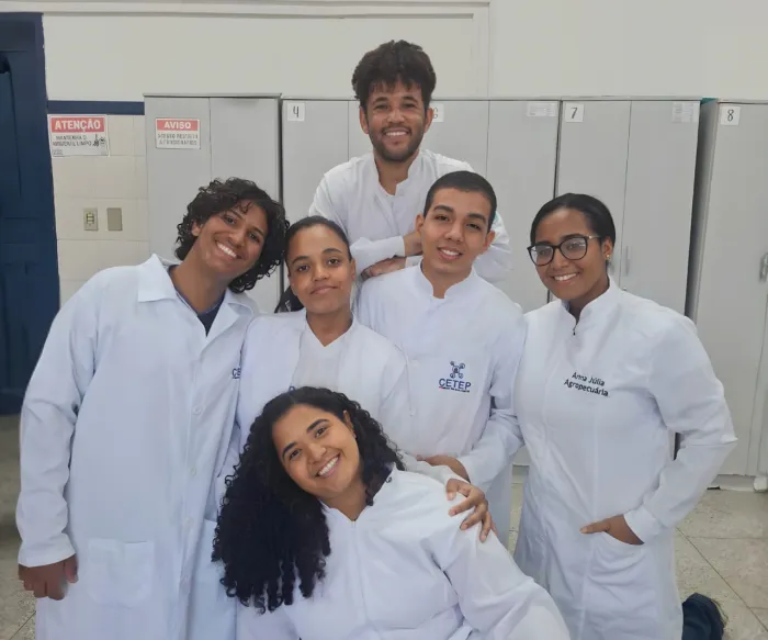 Estudantes utilizam pimenta e alho para produzir inseticida ecológico
