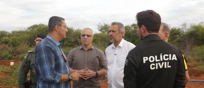 Governador Elmano de Freitas vistoria destruição de drogas encontradas em fazenda de Acopiara
