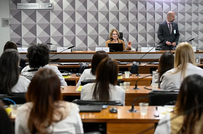 Médicos e pesquisadores debateram legislação e regulamentação da Anvisa - Foto: Carlos Moura/Agência Senado