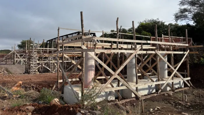 Em Alegrete, ponte sobre o Arroio Capivari vai ganhar estrutura de concreto armado que substitui antiga travessia de mão única -Foto: Ascom Daer