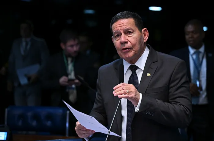 Relator da matéria, Mourão defendeu comprovação de baixa renda, entre outras condições - Foto: Ton Molina/Agência Senado