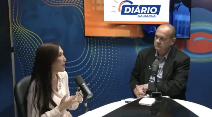 Enne Thomé explica ao radialista Henrique Pereira a nova dinâmica das famílias brasileiras