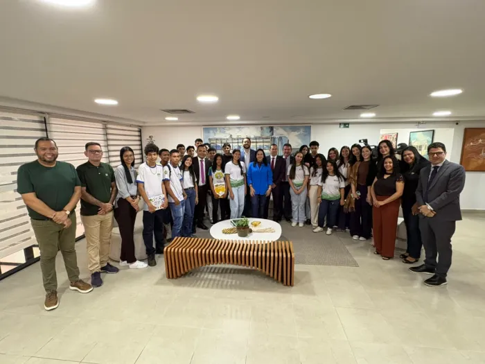 Estudantes do curso técnico em Serviços Públicos visitam a Aleac para conhecer o funcionamento do Parlamento