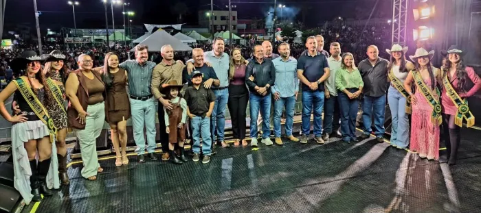  Parlamentar participou da participou das comemorações pelos 44 anos do município (Foto: Assessoria parlamentar)