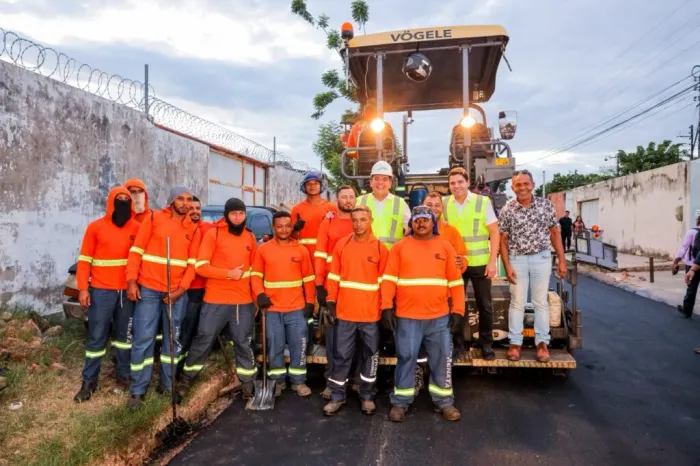 Rafael Fonteles vistoria obras no bairro Vermelha, que recebe novo asfalto em seis ruas