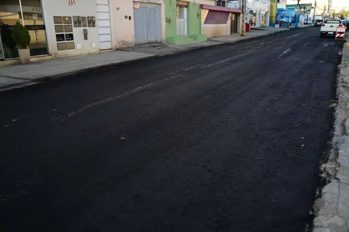 Obra de recapeamento asfáltico é realizada na Avenida Presidente Vargas em trecho a partir da São Geraldo