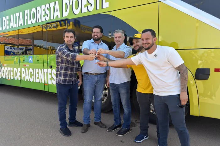Nos 44 anos de Alta Floresta, Jean Oliveira participa da entrega de moderno ônibus leito para o transporte de pacientes