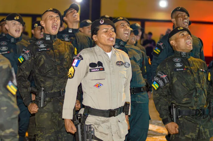 O uniforme cáqui da sargento Kadjyla contrastava com os trajes escuros dos outros formandos perfilados - Ascom PMSE